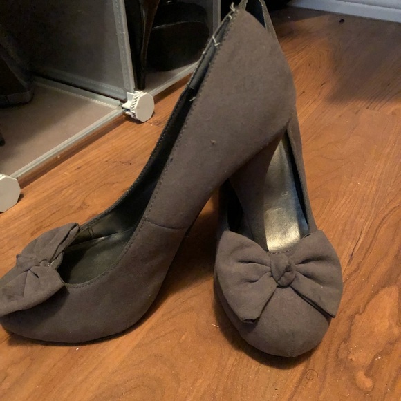 Bow heels - Picture 2 of 2